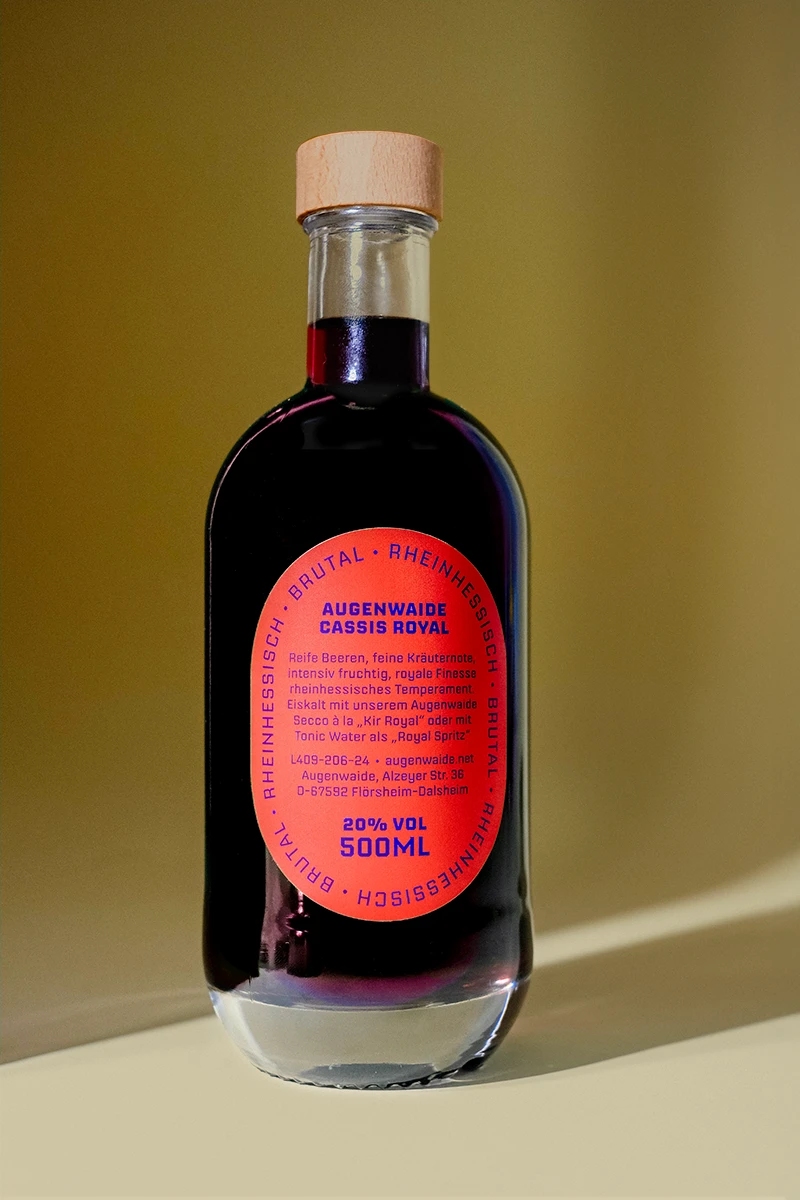 Mona-Wingerter-portfolio-grafiker-grafikdesign-freelance-art-director-Wachenheim-bottle-design-packaging-aperitivo-augenwaide-gold-embossed-label-Cassis-Royal-2.1