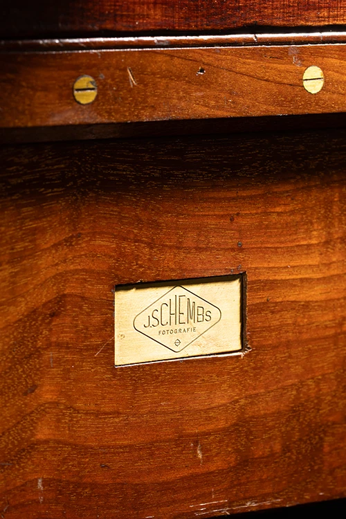 Mona-Wingerter-portfolio-grafiker-grafikdesigner-art-director-brand-design-sticker-business-cards-worms-johannes-schembs-photographer-fotograf-Logo-design-Branding-engraved-brass-plate-Camera